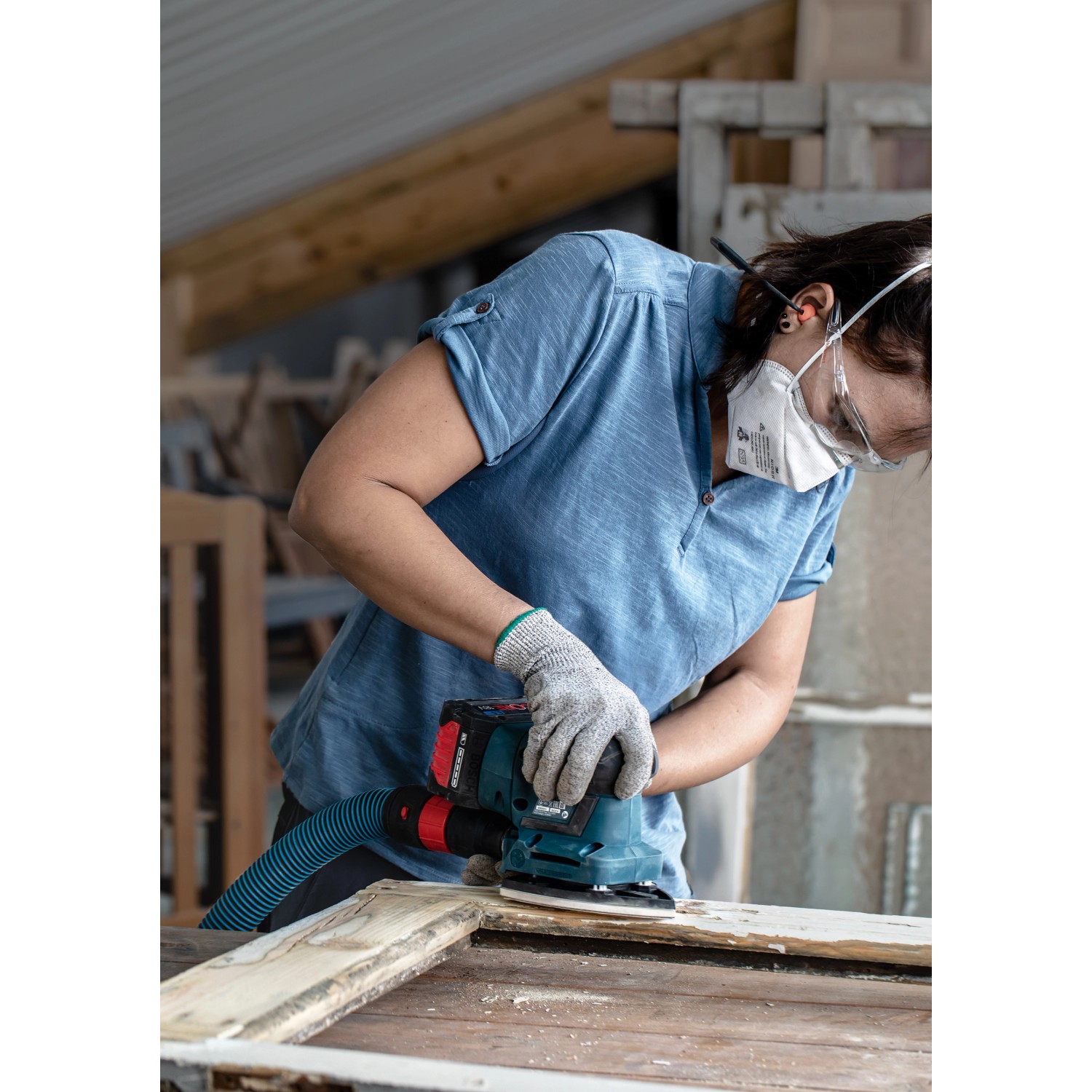 Anwender schleift Holz mit Bosch Schwingschleifer und Expert Schleifblatt C470 K120.