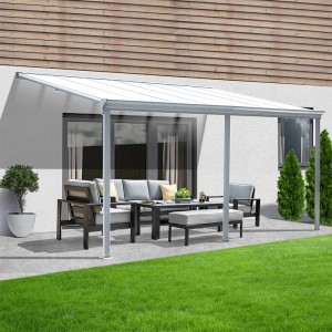 Weiße Home Deluxe Terrassenüberdachung Solis aus Alu mit Sitzgruppe auf Terrasse und Rasen.