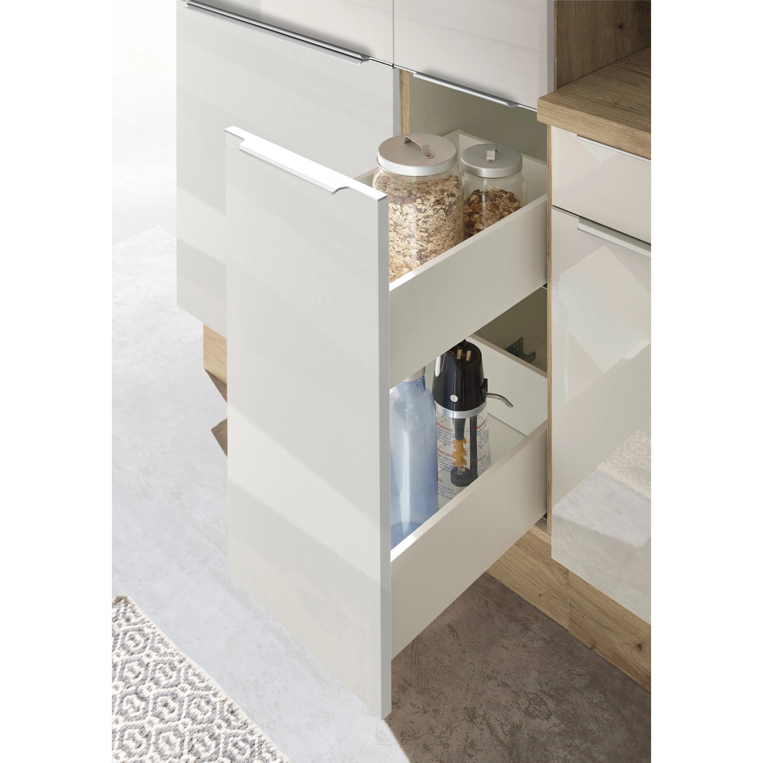 Detailaufnahme der Respekta Küchenzeile Marleen mit offenem Apothekerschrank in Artisan-Eiche und Weiß Hochglanz.