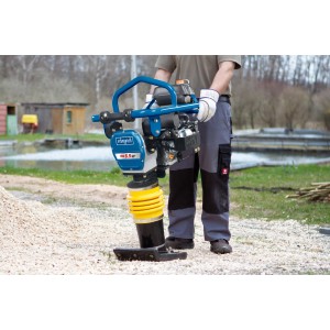 Scheppach Vibrationsstampfer VS 1000 im Einsatz, ideal für Verdichtungsarbeiten im Garten- und Landschaftsbau.