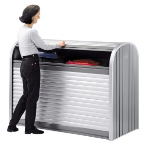 Geöffnete Biohort StoreMax 190 Gartenbox in Quarzgrau-Metallic mit Frau. Universalbox zur Aufbewahrung.