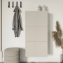 Hängender Selsey Schuhschrank Veldio Greige mit Rillenfront im Flur. Drei Kippfächer bieten moderne Schuhaufbewahrung.