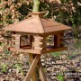 Rustikales XL-Vogelfutterhaus im Blockhaus-Stil mit Holzdach auf optionalem Ständer.