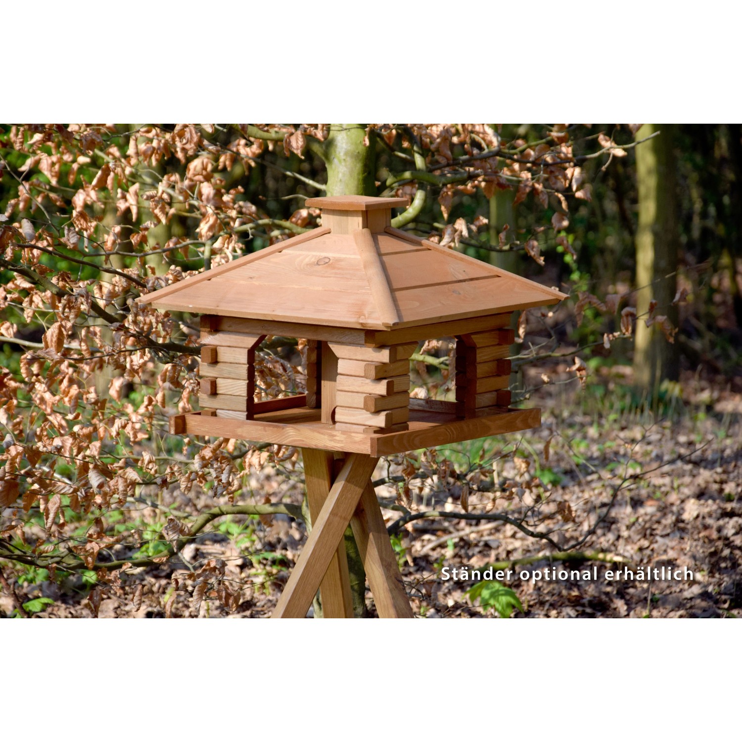 Rustikales XL-Vogelfutterhaus im Blockhaus-Stil mit Holzdach auf optionalem Ständer.