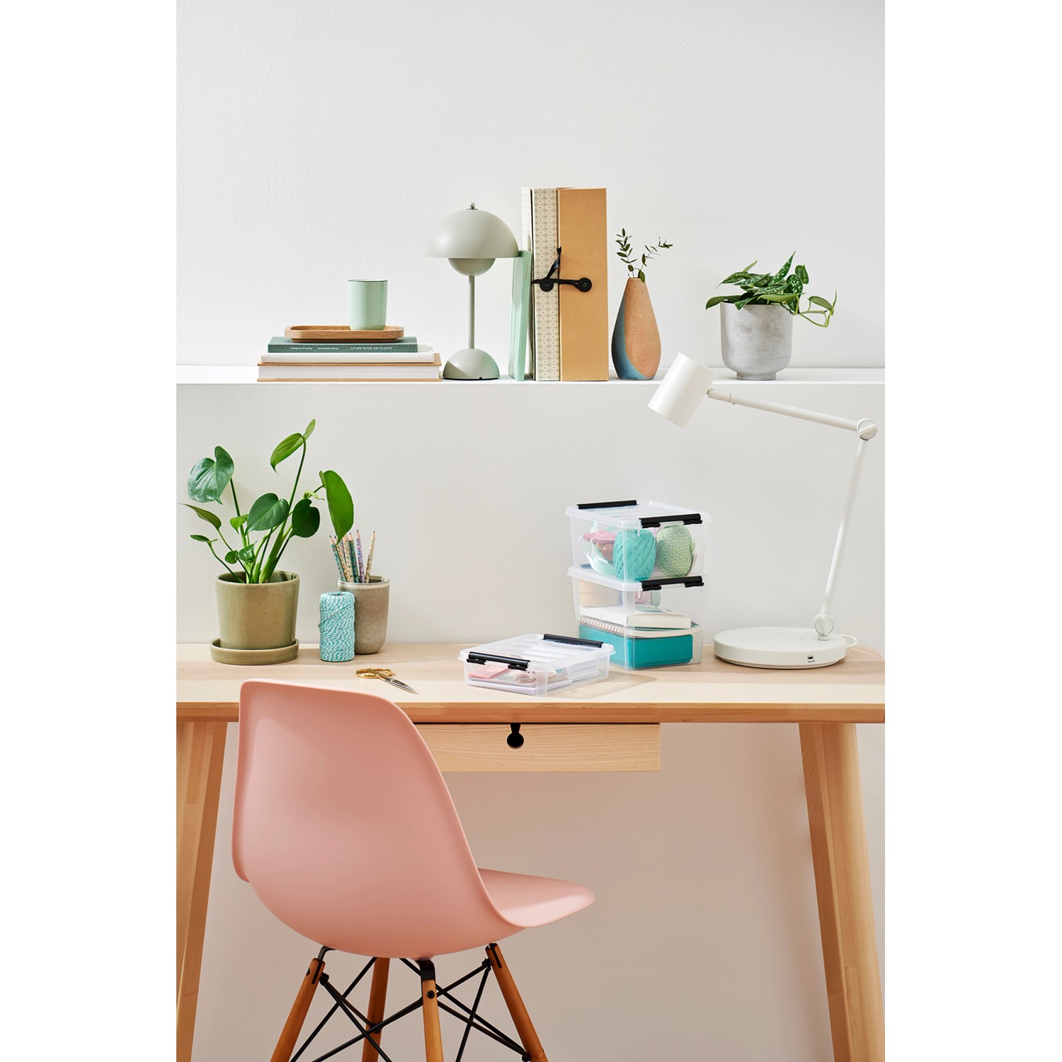 SmartStore Classic Aufbewahrungsbox 3 l mit Deckel auf Schreibtisch, ideal für Bürobedarf.