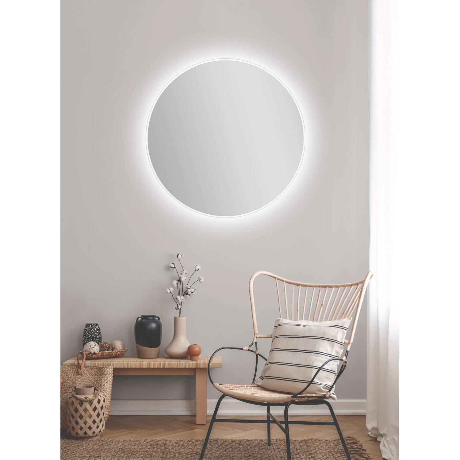 Runder LED-Lichtspiegel Silver Barbier, Ø 80 cm, weiß matt, mit umlaufender Beleuchtung.