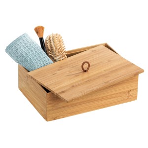 Braune Wenko Badbox Terra mit Deckel, gefüllt mit Badutensilien.
