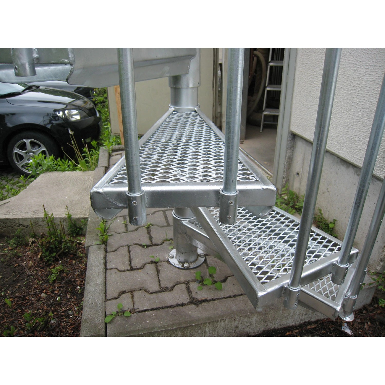 Treba Arizona Außenspindeltreppe, 12 Stufen, Podest, Ø 130cm, feuerverzinkter Stahl, Streckgitterbelag.