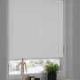 Weißes Thermo-Rollo (45x150cm) von Schöner Wohnen am Fenster, verdunkelnd und energiesparend.