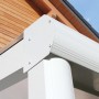 Detailansicht einer weißen Terrassenüberdachung Genua aus Aluminium mit klaren Doppelstegplatten.