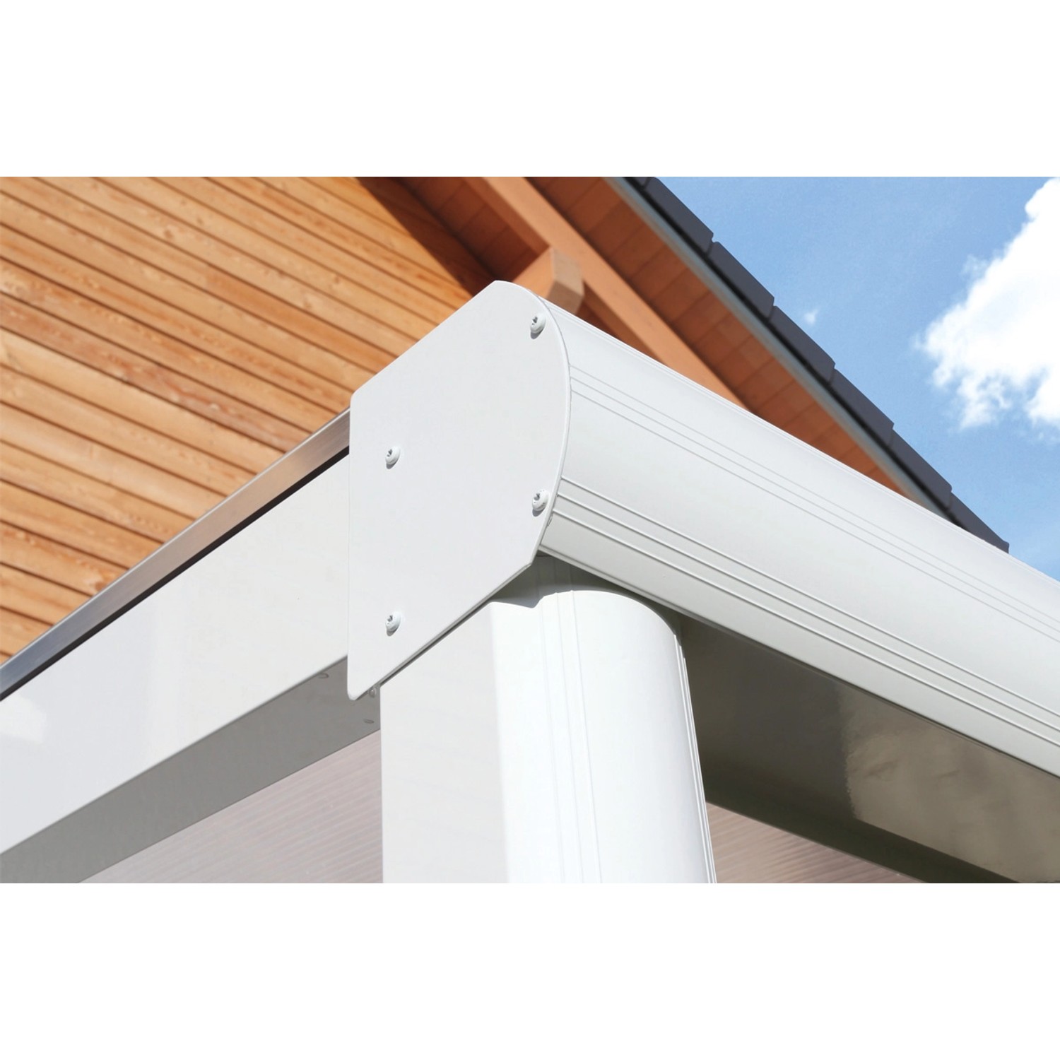 Detailansicht einer weißen Terrassenüberdachung Genua aus Aluminium mit klaren Doppelstegplatten.