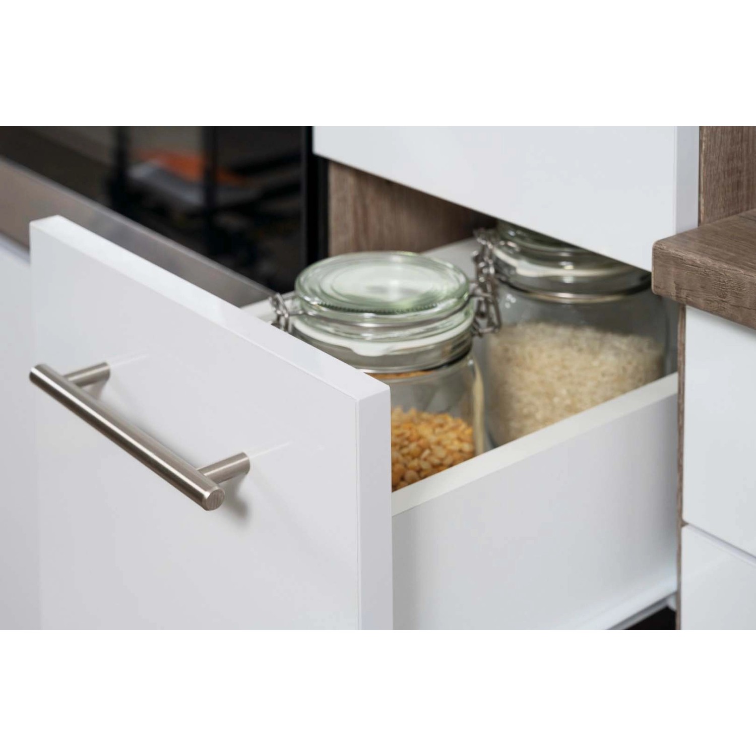 Detailaufnahme: Schublade der Respekta Küchenzeile in Weiß Seidenglanz und Eiche York Dekor mit Vorratsgläsern.