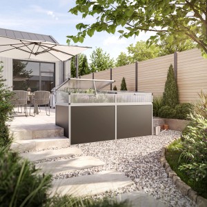 KGT Aluminium-Hochbeet (91x205x91cm) im Garten mit geöffnetem Frühbeetaufsatz.
