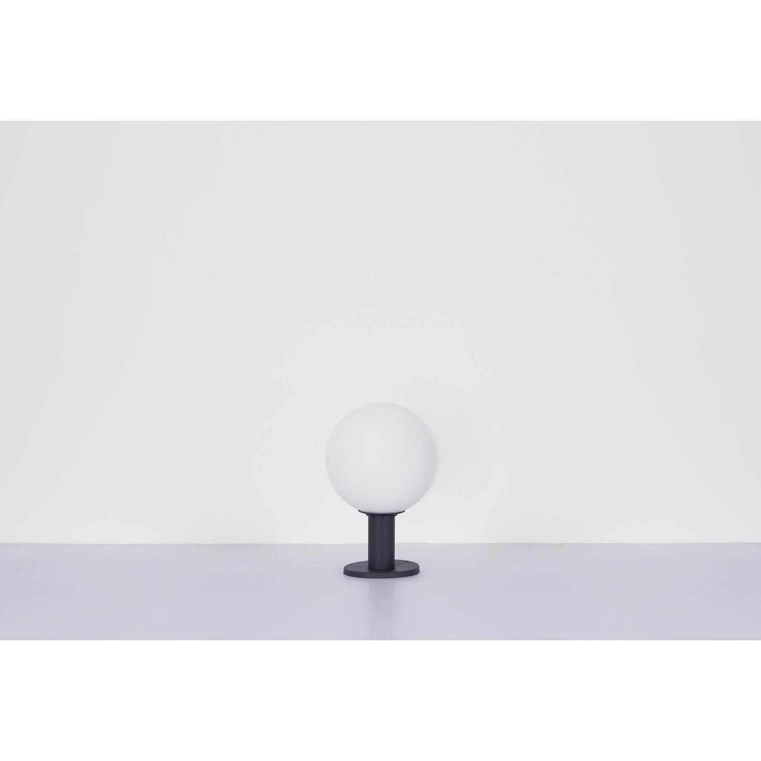 Globo Außenleuchte Ossy: Anthrazitfarbene Wandleuchte mit weißem Opalglas, Ø 25 cm.