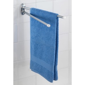 Wenko Handtuchhalter Basic, Edelstahl glänzend, mit blauem Handtuch an weißer Wand.