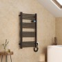 Schwarzer elektrischer Handtuchwärmer 96x54cm mit LED Display und Thermostat, wandmontiert im Badezimmer.