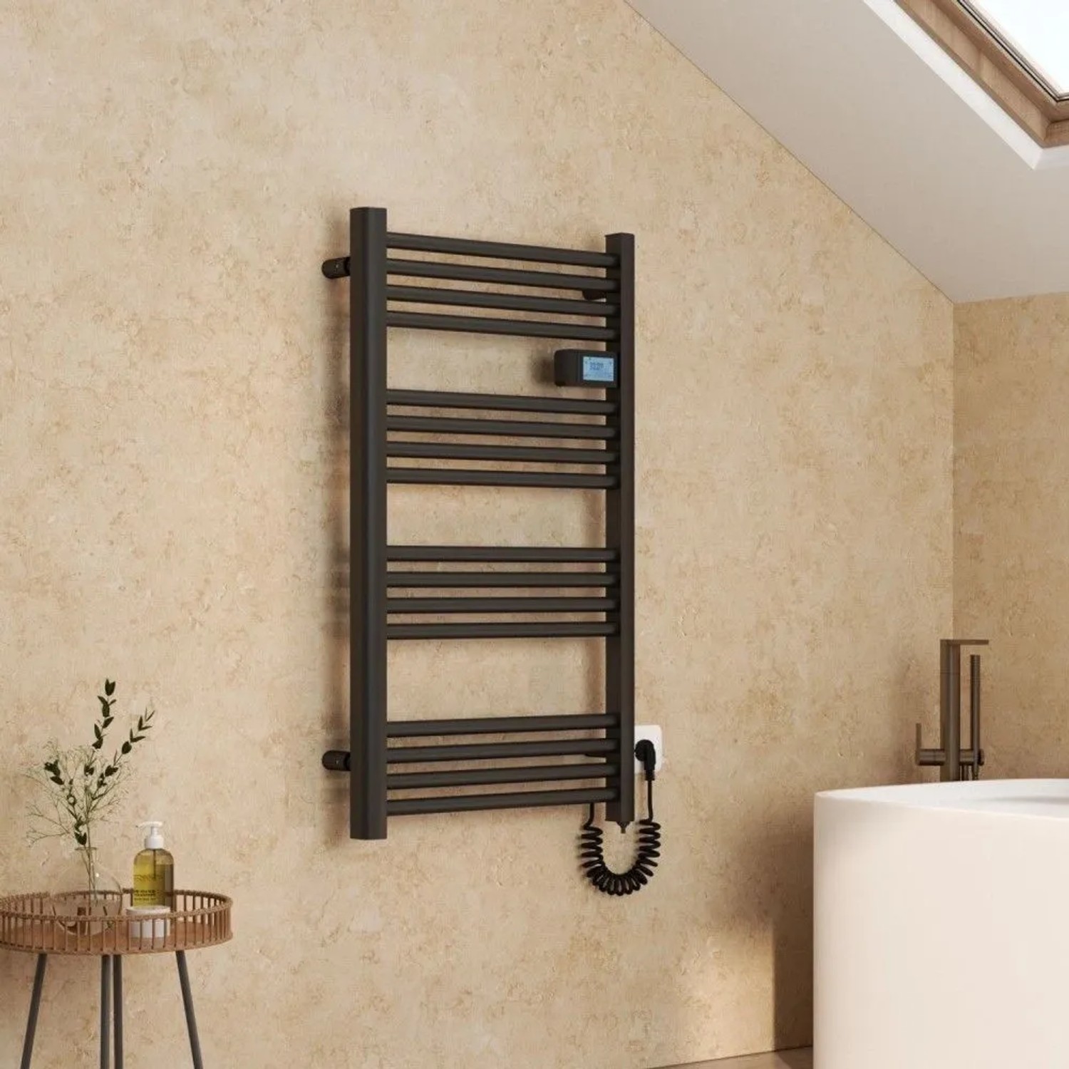 Schwarzer elektrischer Handtuchwärmer 96x54cm mit LED Display und Thermostat, wandmontiert im Badezimmer.