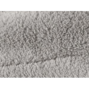 Detailaufnahme: Dunkelgraue Fleecedecke Sherpa (150x200 cm) mit Lammwollplüsch.
