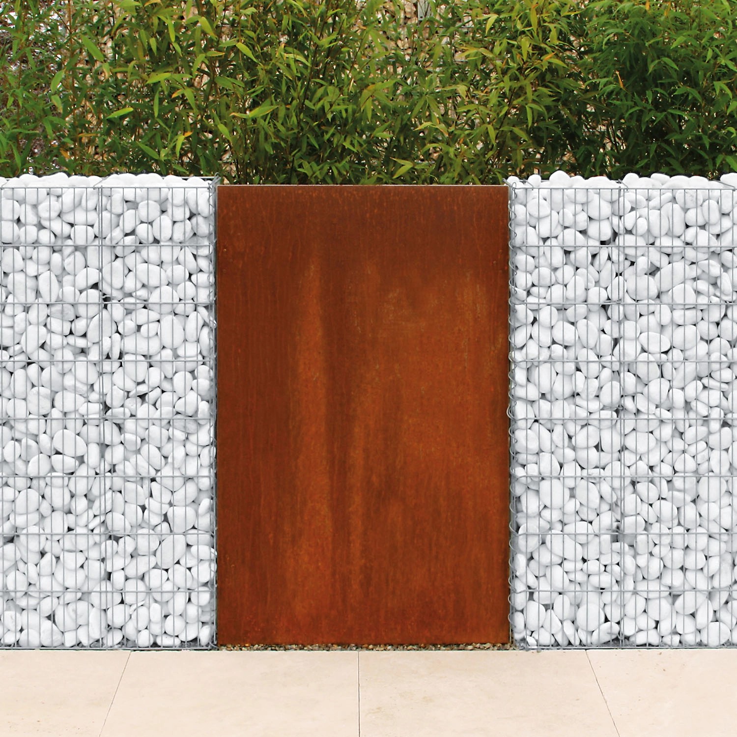 Gabionen-Basisbausatz Limes: Gabionenmauer mit weißen Steinen und Rost-Element als Sichtschutz.