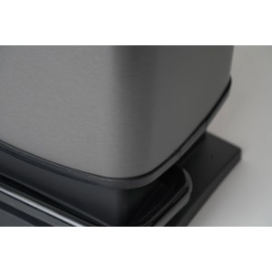 Detailaufnahme: Rotho Treteimer Paso, 20 l, Graphit, Mülleimer mit Metalleffekt und Pedal.