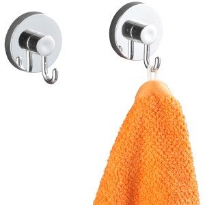 Wenko Vacuum-Loc Hakenset, 2 Chrom-Haken, einer mit orangefarbenem Handtuch.