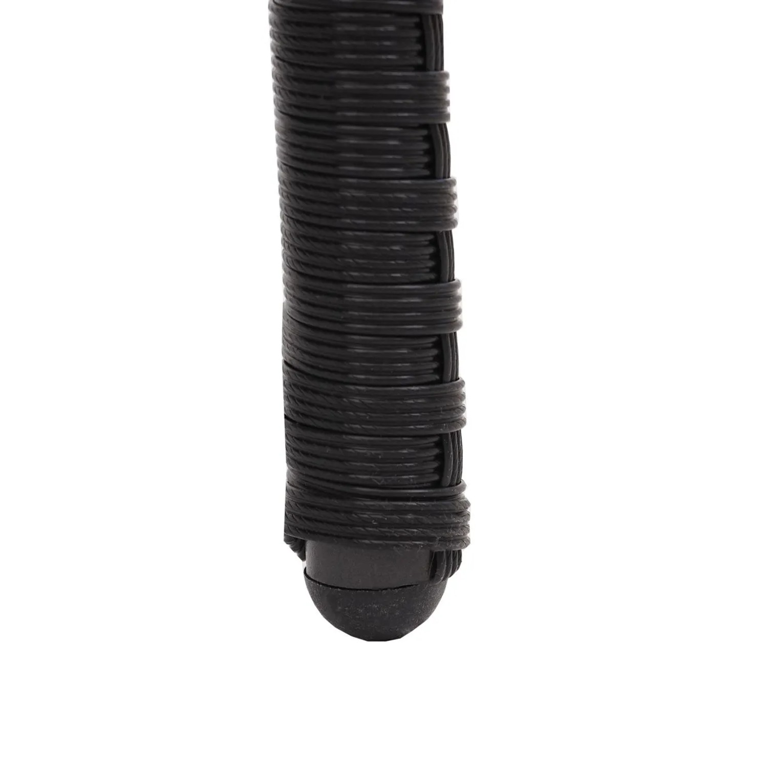 Detailaufnahme Stuhlbein aus schwarzem Poly-Rattan des Gartenstuhls.