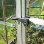 Detailaufnahme des Fenstergriffs am Palram Canopia Hybrid Gewächshaus.