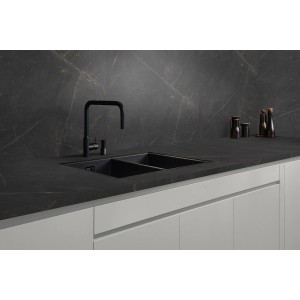 Kaindl Arbeitsplatte Marmor Emperador mit Spüle und Armatur in moderner Küche.