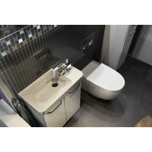 Fackelmann Keramik-Waschbecken Milano, 55 cm, weiß, mit Unterschrank und Armatur im modernen Bad.