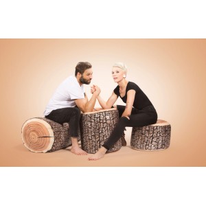 Sitting Point Hocker Wood, 200 l, Natur Holzoptik-Muster, mit zwei Personen beim Armdrücken.