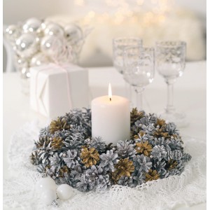Festlicher Adventskranz mit silber-goldenen Tannenzapfen, Kerze und Deko. Ideal für Metallic-Spray DIY Projekte.