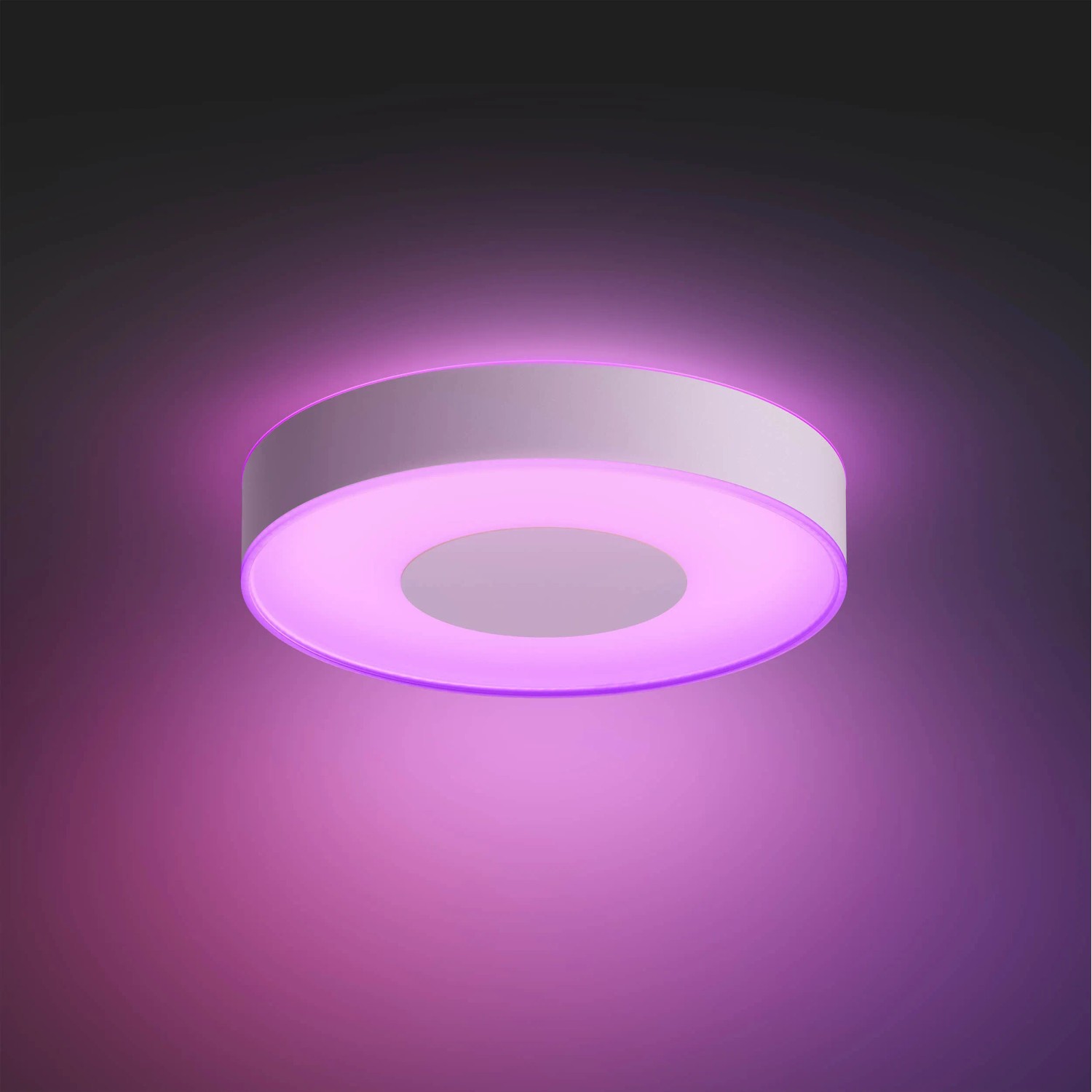 Weiße Philips Hue Infuse M Deckenleuchte mit farbiger Ambiente-Beleuchtung.