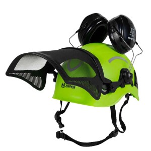 Leuchtgrüner Zipper Forsthelm Profi mit schwarzem Netzvisier, Gehörschutz und Reflektionsstreifen für Forstarbeiten.
