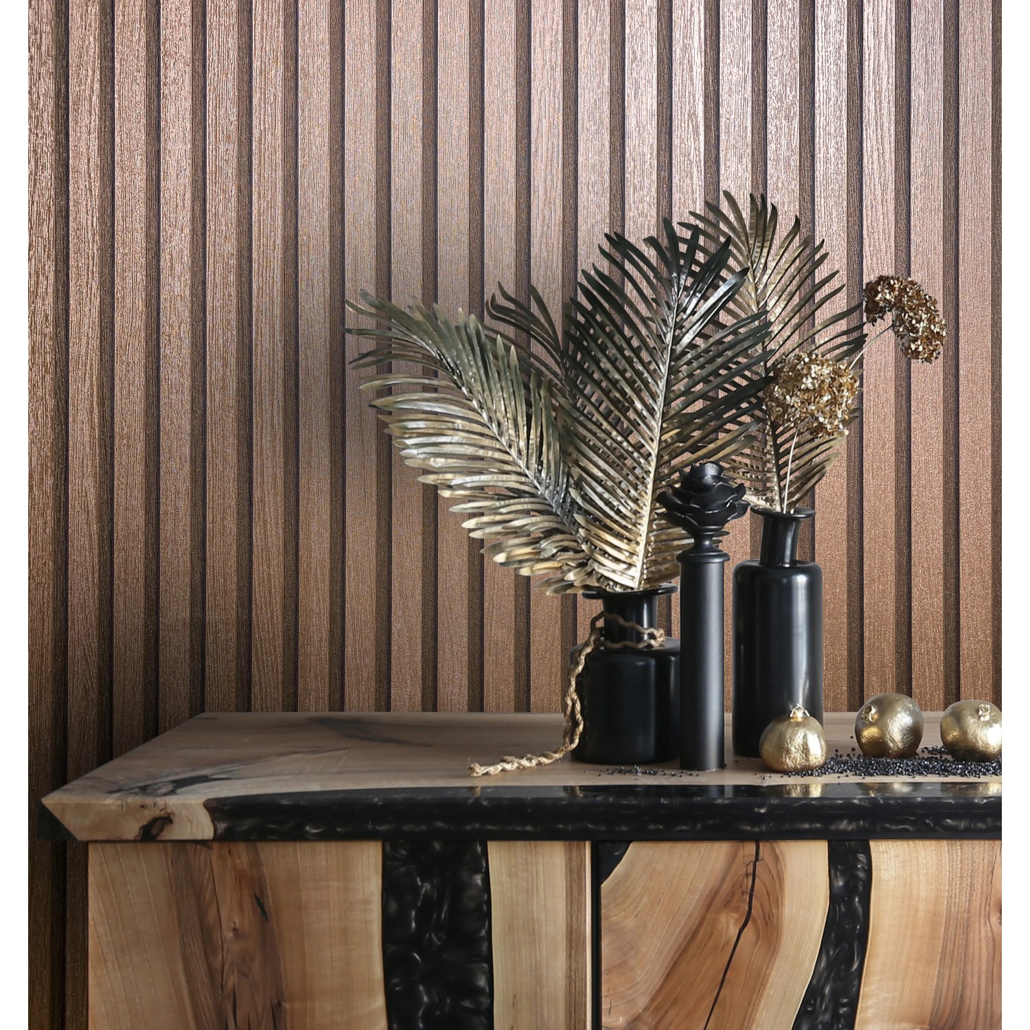 Marburg Vliestapete Akustikpaneel in Kupfer-Metalloptik an Wand mit Deko.