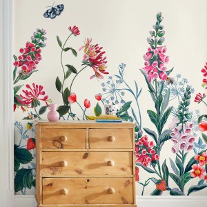 Joules Fototapete Permaculture Garden Crème mit Blumenmuster in Rosa und Grün an einer Wand.