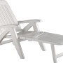 Weiße Gartenliege aus Kunststoff, klappbar und verstellbar für entspanntes Sonnenbaden.