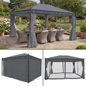 Graue MCW Pergola Calpe 4x3m mit Dach, Seitenwand und Moskitonetz im Garten.