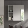 Hellgrauer Spiegelschrank (55x55x17cm) mit Spiegeltür im modernen Bad.
