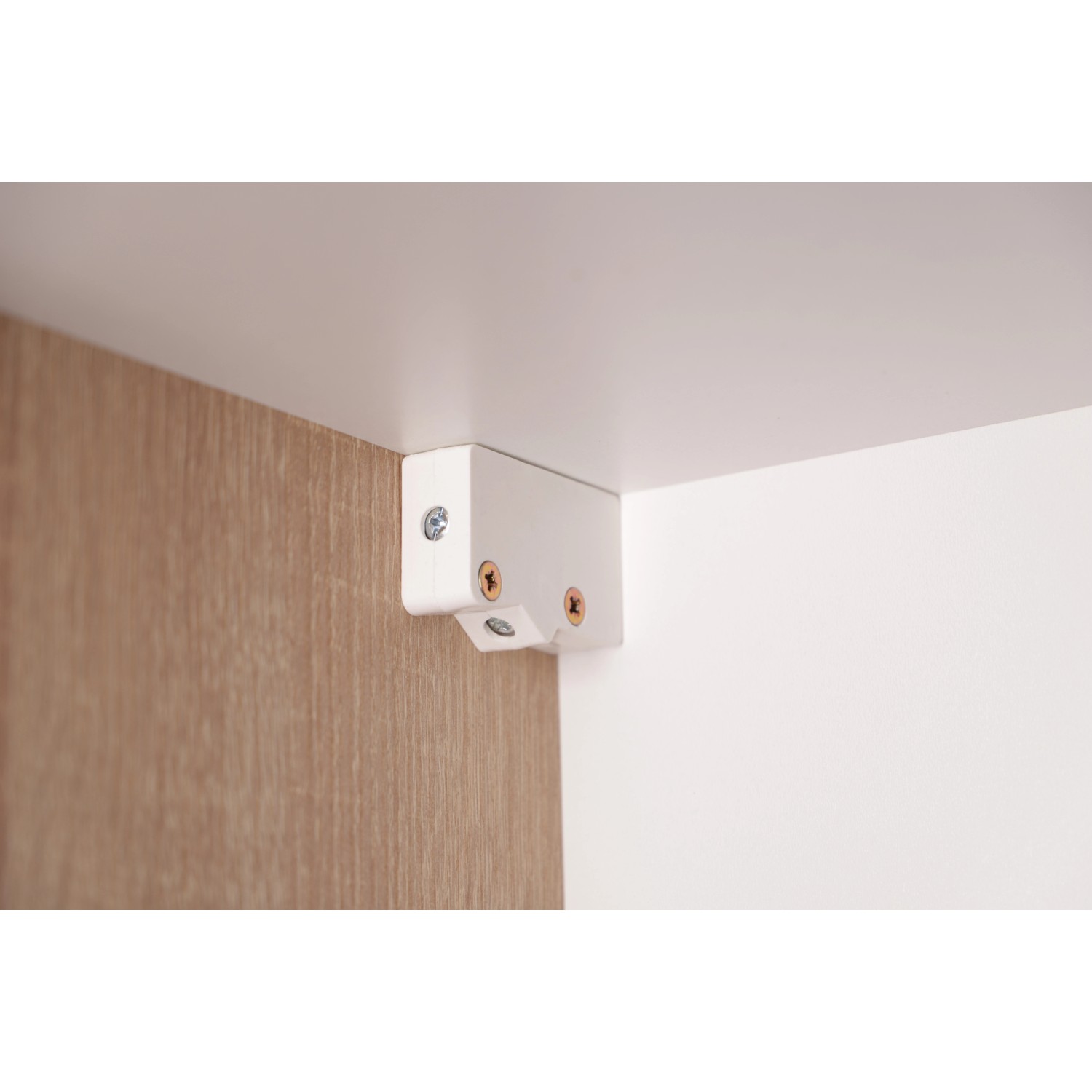 Detailaufnahme: Soft-Close Scharnier im Respekta Oberschrank Merle, graue Küchen-Hängeschrank-Innenseite.