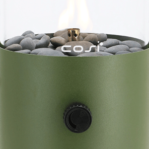 Cosi Cosiscoop Tisch-Gaslaterne in Moosgrün. Detail mit Flamme, Kieselsteinen und Bedienknopf. Robuste Metallbasis.