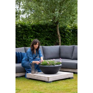 Schwarze Capi Pflanzschale Granite (Ø 61 cm) mit Blumen auf Gartentisch. Dekorative Pflanzschale für Innen & Außen.