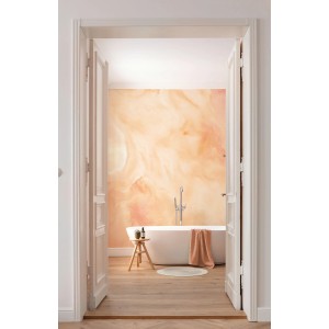 Orange Komar Vliestapete Center Shock im Badezimmer mit Badewanne und Holzboden.