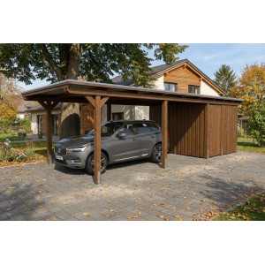 Nussbaumfarbener Skan Holz Carport Emsland mit Flachdach, Stahl-Dachplatten und integriertem Abstellraum, ein Auto parkt darunter.