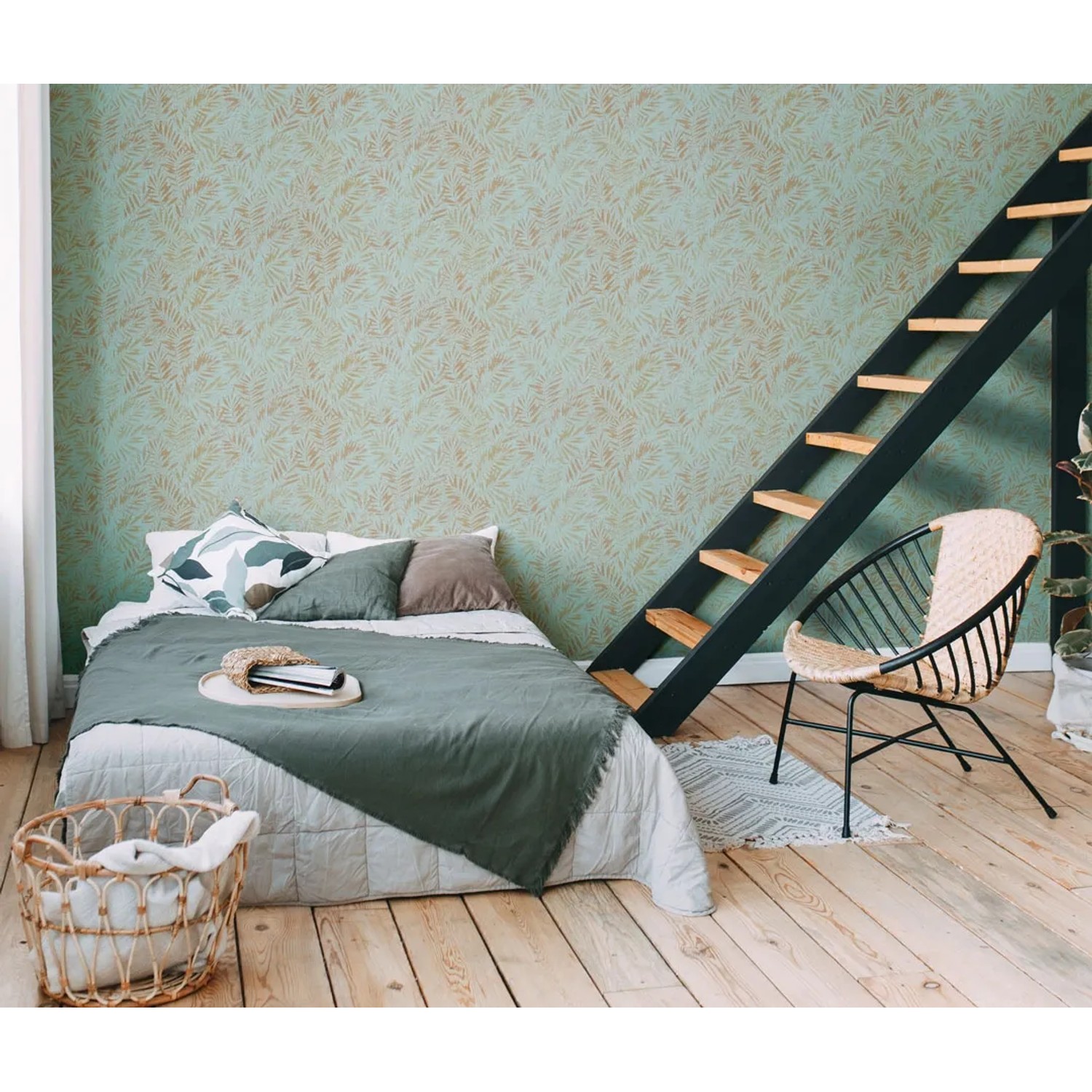 Türkis-goldene AS-Creation Vliestapete mit Blättermuster im Schlafzimmer.