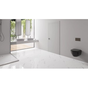 Modernes Bad mit weißem Marmor-Vinylboden und schwarzem Hänge-WC.