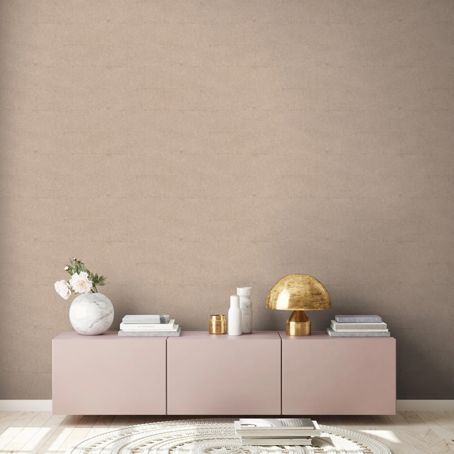 Moderne, braune Vliestapete mit geometrischem Muster und leichter Struktur. FSC®-zertifiziert.