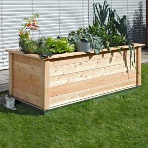 KGT Hochbeet Woody 210 aus Lärche, bepflanzt mit Gemüse und Kräutern im Garten.