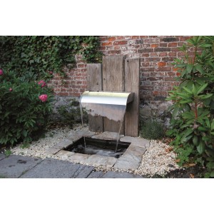 Ubbink Nevada LED Wasserfall aus Edelstahl im Garten mit Teichbecken und Natursteinen.