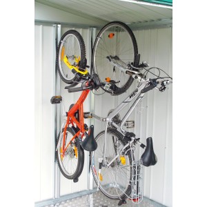 Biohort bikeMax Fahrradhalter für Gerätehaus Europa: Zwei Fahrräder platzsparend an der Wand montiert.