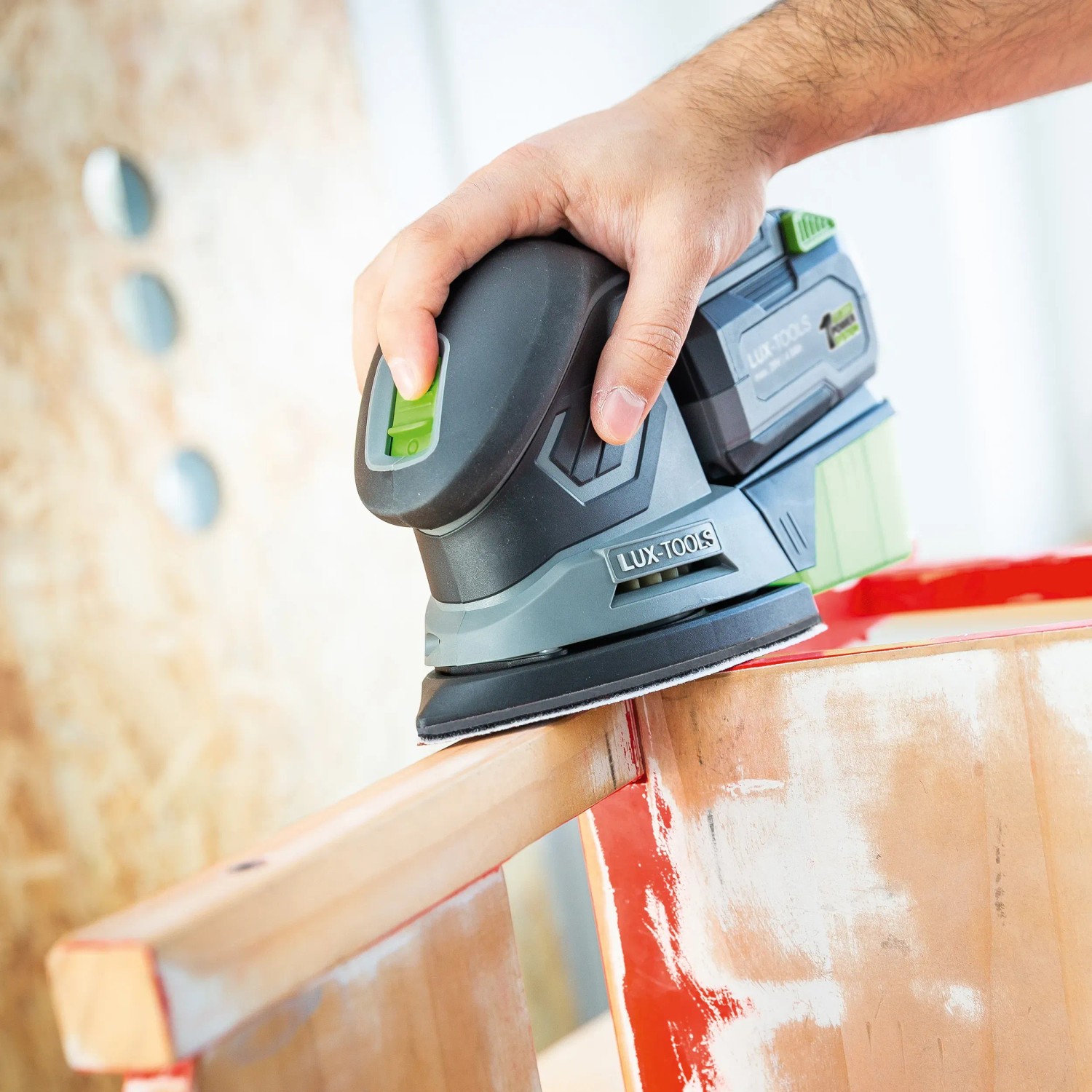 LUX Akku-Multischleifer A-MS-20 beim Schleifen von Holz. Kompakte Schleifmaschine mit Akku.